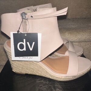 dv by Dolce Vita wedge sandal. Taupe. Size 8